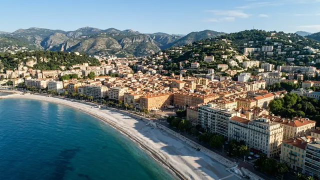 Vue aérienne — Alpes-Maritimes — illustration, ne représente aucun établissement