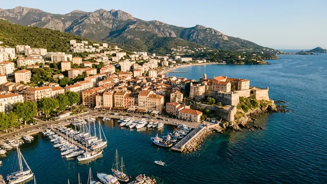 Vue aérienne — Corse-du-Sud — illustration, ne représente aucun établissement