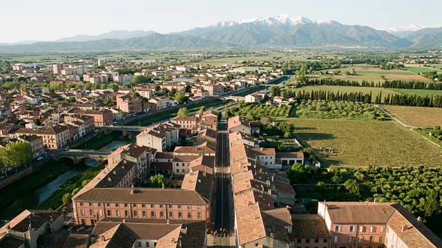 Vue aérienne — Pyrénées-Orientales — illustration, ne représente aucun établissement
