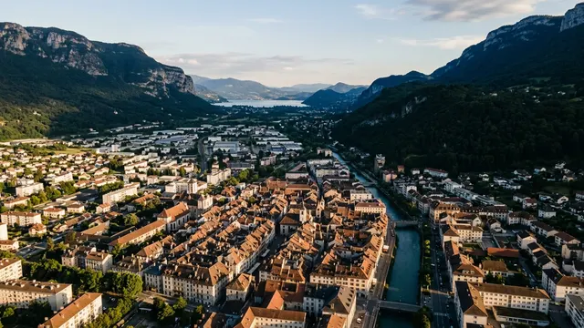 Vue aérienne — Savoie — illustration, ne représente aucun établissement